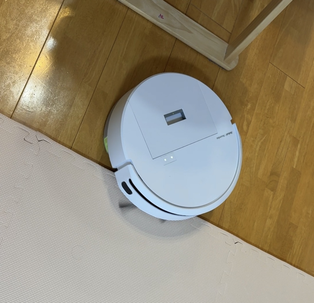 ルンバCombo 205がマットを越えられず引き返す様子