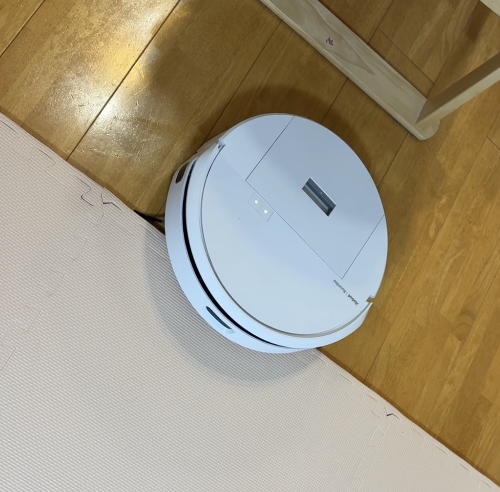 ルンバCombo 205がマットを越えようとする様子。
